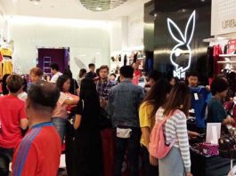 พนักงานจัดรายการโปรโมชั่น เสื้อผ้า Playboy