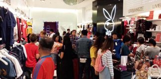พนักงานจัดรายการโปรโมชั่น เสื้อผ้า Playboy