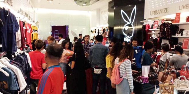 พนักงานจัดรายการโปรโมชั่น เสื้อผ้า Playboy