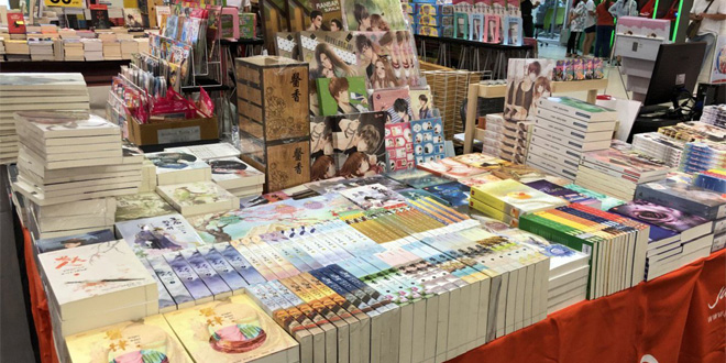 พนักงานจัดบูธหนังสือแจ่มใส
